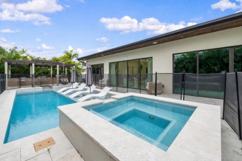 House in Oakland Park, Florida 4 bedrooms, 246.56 sq.m. № 2006346 - photo 12