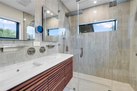 House in Oakland Park, Florida 4 bedrooms, 246.56 sq.m. № 2006346 - photo 10