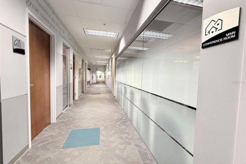 Commercial property in Tampa, Florida № 1895149 - photo 4