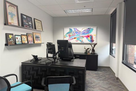 Commercial property in Tampa, Florida № 1895149 - photo 8