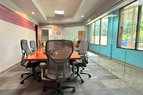 Commercial property in Tampa, Florida № 1895149 - photo 6