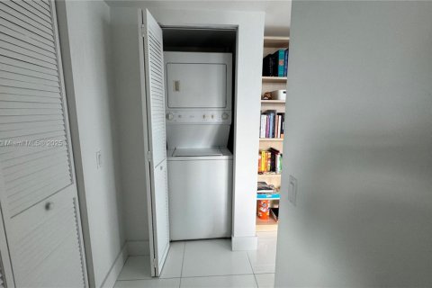 Condo in Miami, Florida, 2 bedrooms  № 1784030 - photo 14