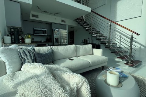 Condo in Miami, Florida, 2 bedrooms  № 1784030 - photo 1
