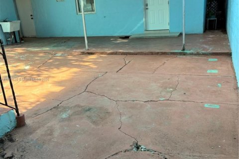 Propiedad comercial en alquiler en Miami, Florida, 1 dormitorio, 27.87 m2 № 1935770 - foto 2