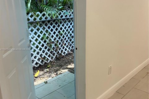 Propiedad comercial en alquiler en Miami, Florida, 1 dormitorio, 27.87 m2 № 1935770 - foto 8