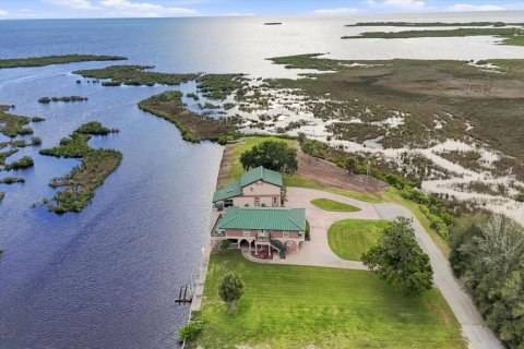 House in Hernando Beach, Florida 2 bedrooms, 177.07 sq.m. № 2321099