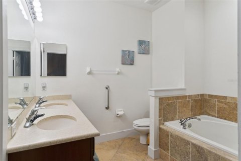 House in Mount Dora, Florida 4 bedrooms, 191.84 sq.m. № 2324719 - photo 19
