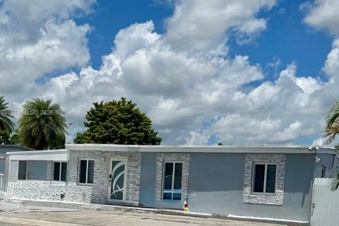 House in Hialeah, Florida 7 bedrooms, 264.12 sq.m. № 2072322