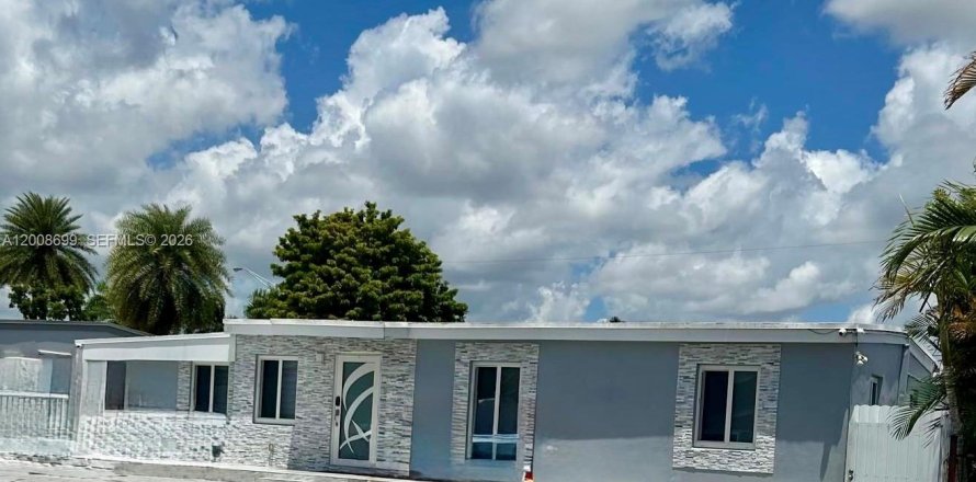 House in Hialeah, Florida 7 bedrooms, 264.12 sq.m. № 2072322