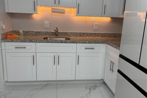 House in Hialeah, Florida 7 bedrooms, 264.12 sq.m. № 2072322 - photo 18