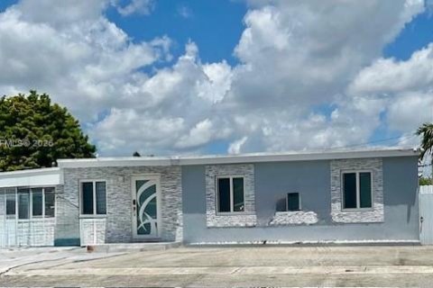 House in Hialeah, Florida 7 bedrooms, 264.12 sq.m. № 2072322 - photo 2