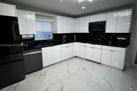 House in Hialeah, Florida 7 bedrooms, 264.12 sq.m. № 2072322 - photo 6