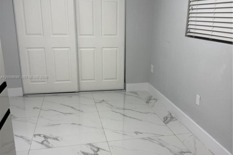 House in Hialeah, Florida 7 bedrooms, 264.12 sq.m. № 2072322 - photo 19