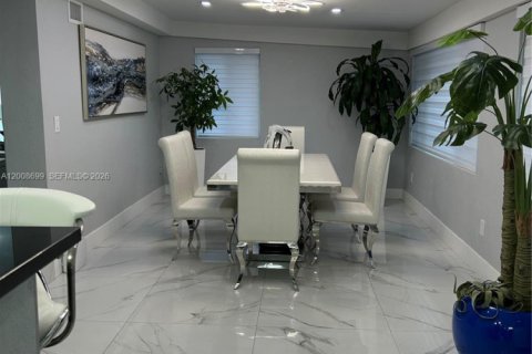 House in Hialeah, Florida 7 bedrooms, 264.12 sq.m. № 2072322 - photo 4