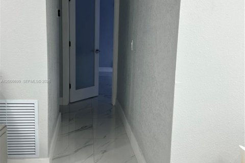 House in Hialeah, Florida 7 bedrooms, 264.12 sq.m. № 2072322 - photo 14