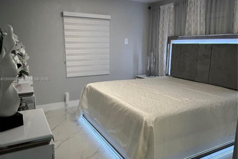House in Hialeah, Florida 7 bedrooms, 264.12 sq.m. № 2072322 - photo 17