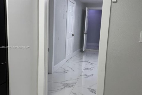 House in Hialeah, Florida 7 bedrooms, 264.12 sq.m. № 2072322 - photo 20