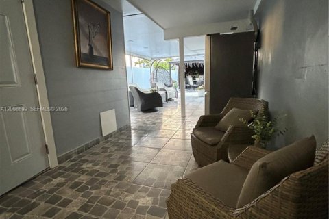 House in Hialeah, Florida 7 bedrooms, 264.12 sq.m. № 2072322 - photo 8