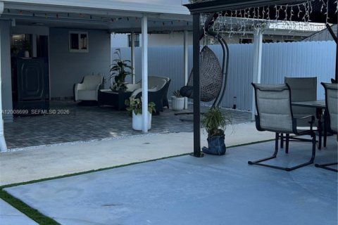 House in Hialeah, Florida 7 bedrooms, 264.12 sq.m. № 2072322 - photo 10