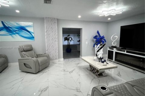 House in Hialeah, Florida 7 bedrooms, 264.12 sq.m. № 2072322 - photo 3
