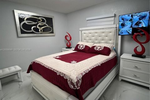 House in Hialeah, Florida 7 bedrooms, 264.12 sq.m. № 2072322 - photo 15