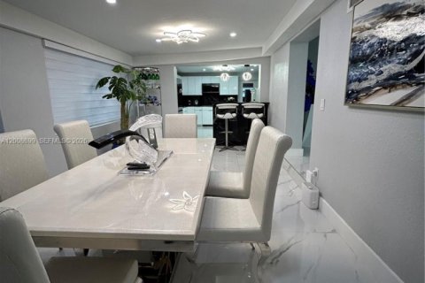House in Hialeah, Florida 7 bedrooms, 264.12 sq.m. № 2072322 - photo 5