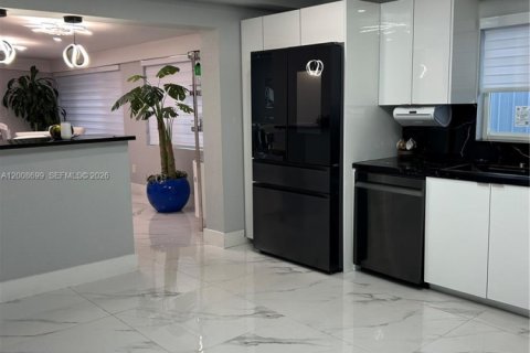 House in Hialeah, Florida 7 bedrooms, 264.12 sq.m. № 2072322 - photo 7