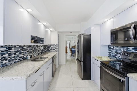 Купить кондоминиум в Санни-Айлс-Бич, Флорида 2 спальни, 163.51м2, № 2027260 - фото 22