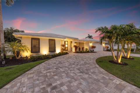 House in Saint Petersburg, Florida 5 bedrooms, 305.46 sq.m. № 1636636 - photo 1