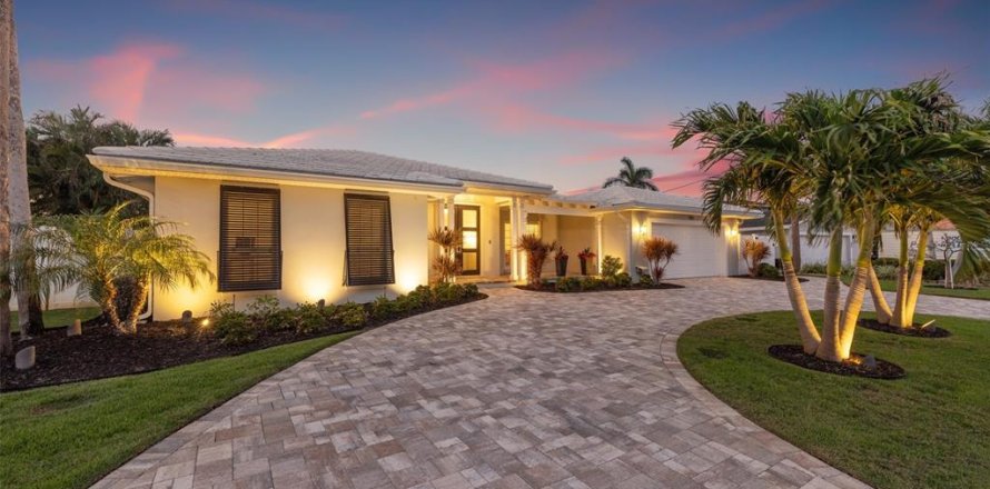 House in Saint Petersburg, Florida 5 bedrooms, 305.46 sq.m. № 1636636