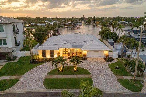 House in Saint Petersburg, Florida 5 bedrooms, 305.46 sq.m. № 1636636 - photo 4