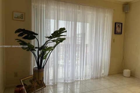 Copropriété à louer à Hallandale Beach, Floride: 1 chambre № 2153757 - photo 9