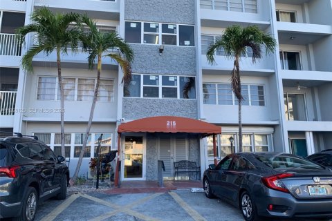 Copropriété à louer à Hallandale Beach, Floride: 1 chambre № 2153757 - photo 16