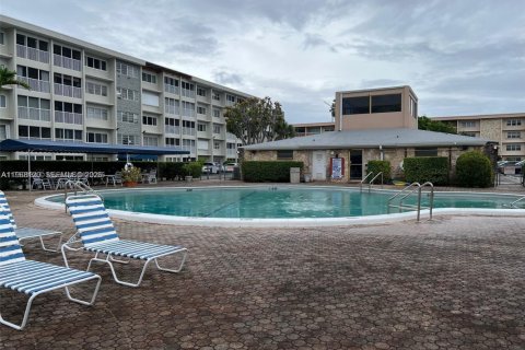 Copropriété à louer à Hallandale Beach, Floride: 1 chambre № 2153757 - photo 15