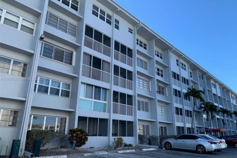 Copropriété à louer à Hallandale Beach, Floride: 1 chambre № 2153757 - photo 17