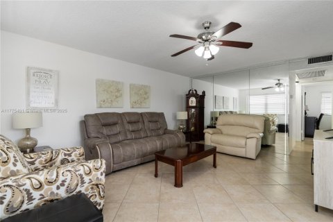 Condo in Deerfield Beach, Florida, 2 bedrooms  № 1868494 - photo 2