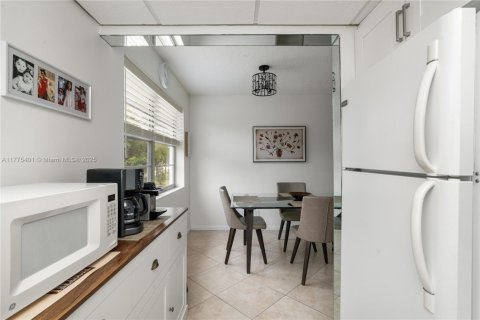 Condo in Deerfield Beach, Florida, 2 bedrooms  № 1868494 - photo 11