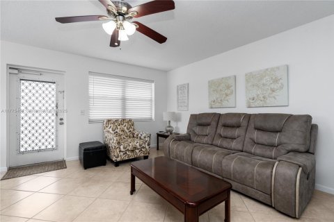 Condo in Deerfield Beach, Florida, 2 bedrooms  № 1868494 - photo 4