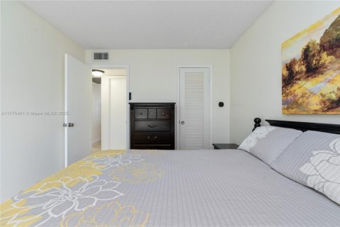 Condo in Deerfield Beach, Florida, 2 bedrooms  № 1868494 - photo 17