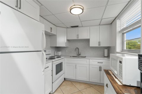 Condo in Deerfield Beach, Florida, 2 bedrooms  № 1868494 - photo 9