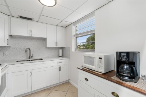 Condo in Deerfield Beach, Florida, 2 bedrooms  № 1868494 - photo 10