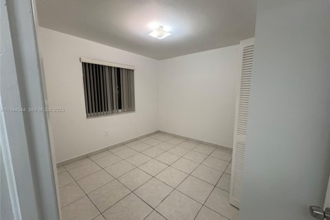 Снять в аренду квартиру в Майами, Флорида 2 спальни, 1707.17м2, № 1992712 - фото 16