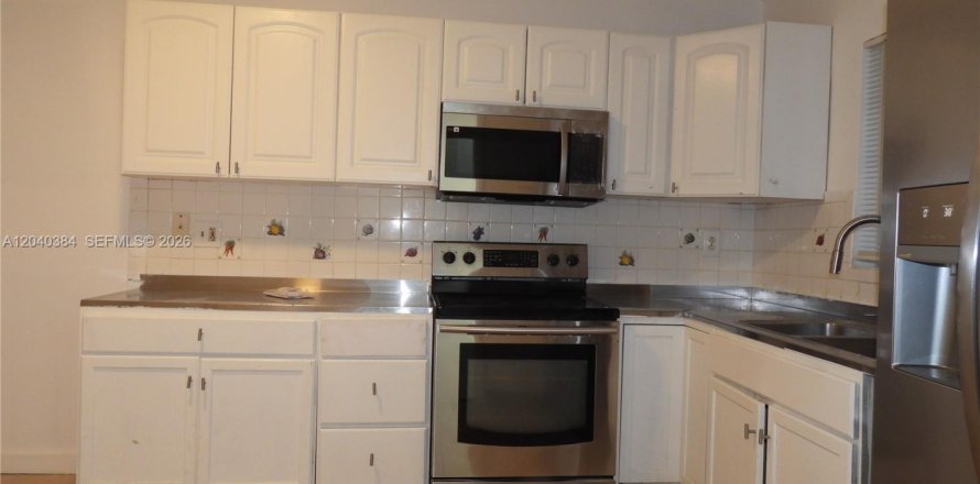 Commercial property in Miami, Florida 2 bedrooms, 121.79 sq.m. № 2086631