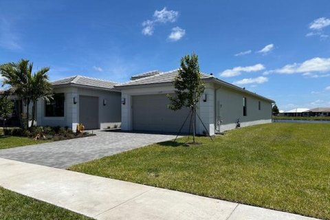 Villa ou maison à louer à Port St. Lucie, Floride: 3 chambres, 219.06 m2 № 2085354 - photo 2