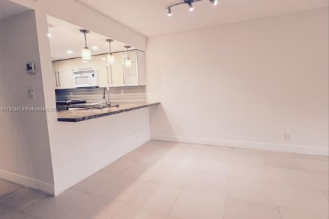Condo in Weston, Florida, 1 bedroom  № 1922259 - photo 2