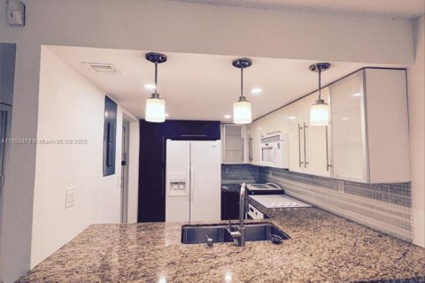 Condo in Weston, Florida, 1 bedroom  № 1922259 - photo 1