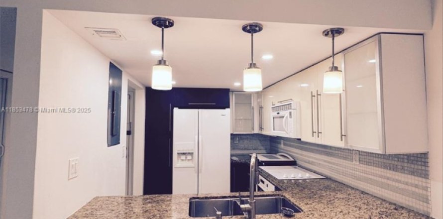 Condo in Weston, Florida, 1 bedroom  № 1922259