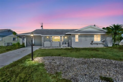 House in Sun City Center, Florida 2 bedrooms, 157.1 sq.m. № 2105796