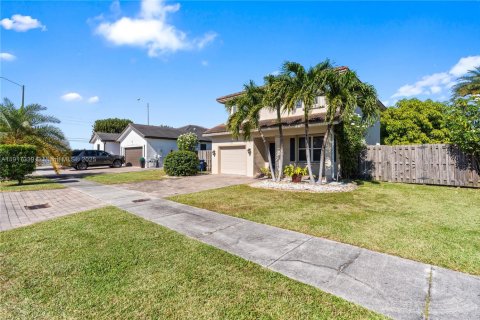 Купить виллу или дом в Майами, Флорида 8 комнат, 195.75м2, № 1972914 - фото 1