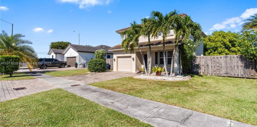 Дом в Майами, Флорида 8 комнат, 195.75м2 № 1972914